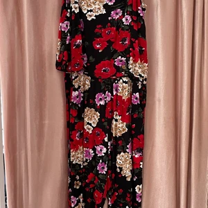 Jumpsuit - Blommig jumpsuit. Provad men aldrig använd.  XL men skulle säga att den även passar XXL. Skickas enligt köparens önskemål😇