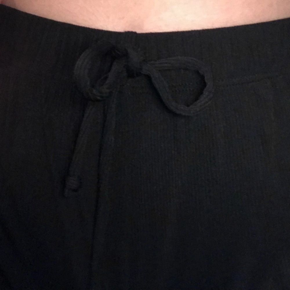 Svarta bikini shorts / bad shorts med fake snörning! Storlek S men passar XS också, lite tajta i midjan! Endast testade💞 Köparen står för frakt 45kr. . Shorts.