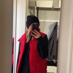Röd väst  - Jättefin röd väst i storlek S ❤️ använd endast fåtal gånger så i fint skick, 
