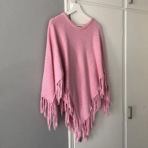 Rosa poncho (Jumperfabriken) - Rosa poncho från Jumperfabriken, köpt hos Åhléns för 799 kr. Fint skick och i storlek One Size.