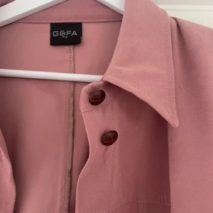 Second hand köpt skjorta/jacka  - Jacka köpt på second hand i en cool dusty rosa färg med träknappar Använd fåtal gånger 