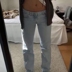Weekday jeans som är i storlek 25 men de är lite insydda så de är som 24, ställ gärna frågor❤️ (första bilden är lånad) jag är 160!