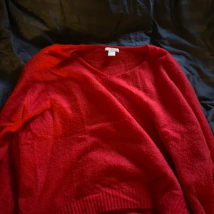 Röd stickad tröja  - En mysig röd stickad tröja , stl S. Bra skick. 