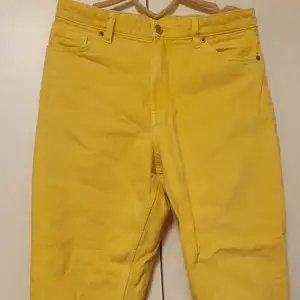 Gula jeans i storlek 30 från Monki. Använda några gånger. Frakten ingår i priset.