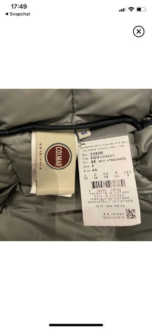 Colmar jacka - En snygg colmar jacka inga defekter så fint skick. Som ny kostar den 5000 storlek 44 i italiensk damstorlek men 34 i svensk storlek. Köp direkt för 800kr frakt eller så blir det budgivning från 500❤️fråga om ni är osäkra eller vill ha bilder