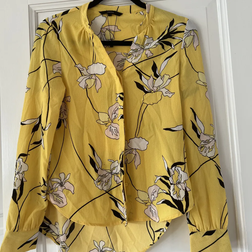 Fin gul och blommig skjorta från vero moda (en av mina favoriter), varsamt använd och i toppskick! 🌼stlk XS . Skjortor.