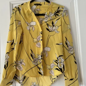 Skjorta från Vero Moda  - Fin gul och blommig skjorta från vero moda (en av mina favoriter), varsamt använd och i toppskick! 🌼stlk XS 