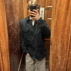 A days march overshirt - Säljer denna riktigt snygga overshirten från a days march! Storlek M, aldrig använd. Köpte fel storlek, för stor på mig. Nypris 1495kr. Mitt pris 799kr! 