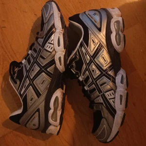 Asics Gel-Nimbus 9 Frosted Almond Black - Väldigt skön och fin Asics sko som jag inte längre använder. Välanvänd därför låga priset.  