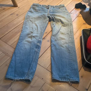 Levis 501  - Assnygga ljusblåa Levis 501 som tyvärr är för små för mig, dom har några hår skriv för bilder! Går att sy igen dock💟 