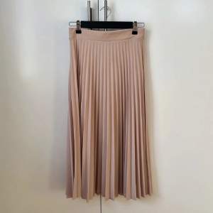 Ljusrosa plisserad lång kjol från New Yorker. Aldrig använd, har prislappen kvar! Köparen står för frakten ✨