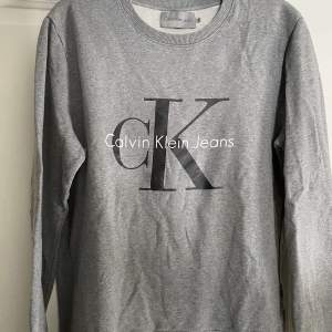 Säljer denna Calvin Klein sweatshirt. Storlek xl men passar mig som vanligtvis är s/m.  Köparen står för frakten.