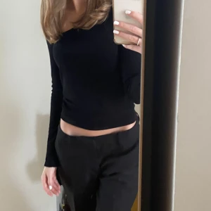 Kostymbyxor - Jättefina slutsålda lågmidjade kostymbyxor💕💕 Endast använda ett fåtal gånger! Säljer då jag köpte fel storlek. Köpta för 400 kr😊