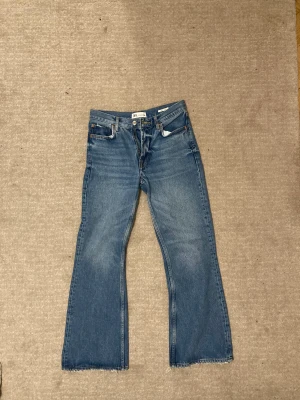 Jeans lägre mid-waist Zara - blåa. Från Zara och superfina, i strl 36 men passar i mindre strl också. Sällan använd ksk 2,3 gånger så typ. Säg till om ni har frågor eller vill ha fler bilder💖