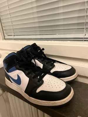 Air Jordan 1 ’White Racer Blue’ - Jordans i bra skick och i storlek 37. Kontakta säljaren för mer information. Tar bara emot swish!  Köparen står för frakten!