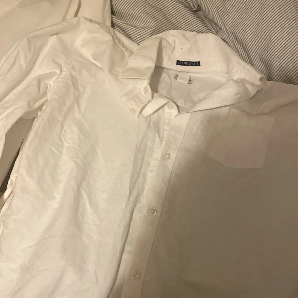 fin söt vit skjorta ifrån Coupe Droite i storlek 155. passar mig ungefär lite för stor men S-M , köpare står för frakt . Blusar.