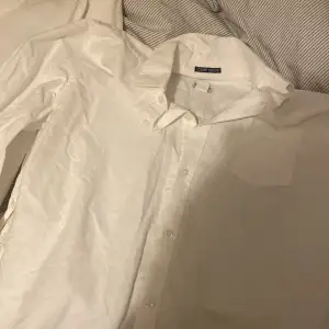 fin söt vit skjorta ifrån Coupe Droite i storlek 155. passar mig ungefär lite för stor men S-M , köpare står för frakt 