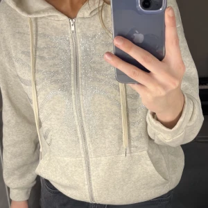 rhinestone zip up  - aldrig använd! den är storlek s men sitter som en m 