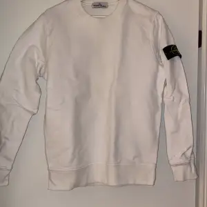 Alla storlek S Vit sweatshirt: 1000kr Beige Sweatshirt: 900 Skjorta 1000kr