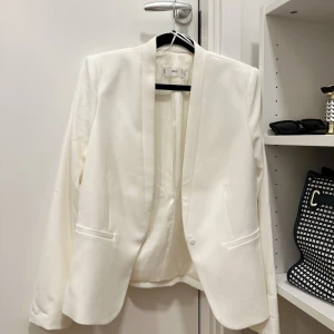 Vit kavaj från Mango - Helt ny aldrig använd. Har hängd i garderoben sen jag köpte den. Super snygg men kommer tyvärr inte till användning. Storlek S. Skriv om du vill ha fler bilder. 