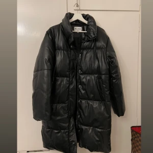 Lång jacka  - Den gosigaste oversized jackan ever. Tjock, lång och stor jacka från NA-KD.