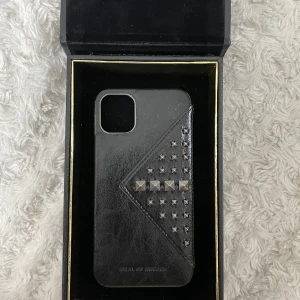 Ideal of Sweden  - Säljer mitt mobil skal pågrund av att jag fått en ny mobil. Använt två gånger. iPhone 11/XR 