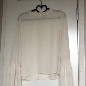 Blus  - Så söt vit blus från Ginatricot. Jätte fin nu till våren :) 