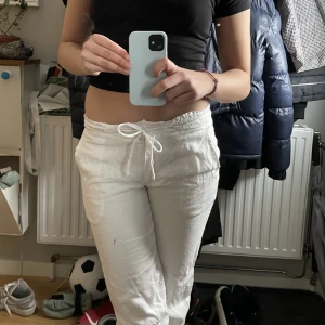 Vita linnebyxor  - Säljer nu mina vita linnebyxor från design by si💞de är lite små för mig som är 170 och bär oftast 34/36 i byxor jag köpte de för 520 och säljer nu för 250 men pris kan diskuteras💞