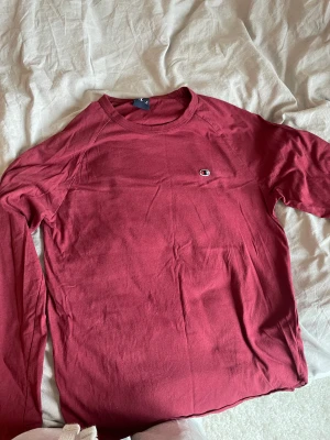 Champion tröja - Vinröd champion tröja som är långärmad. Oversize fit