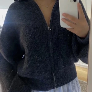 Blå zip-up tröja - Säljer denna mörkblå zip-up tröjan från Lindex! (Första bilden lånad). Köpt här på plick! 