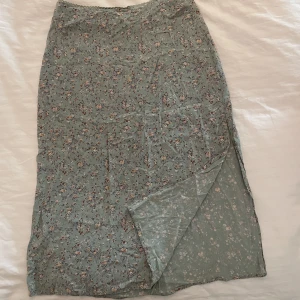 Brandy Melville Phoebe midi kjol - Midi kjol med fin tryck. Har använt den en gång. Köpte den 2020 och är i bra skick. Og pris 38 usd. 