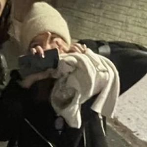 Stickad mössa - Säljer denna assnygga stickade vita mössan då jag behöver pengarna❤️