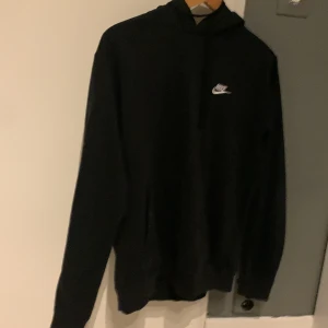 En Nike hoodi knappt använd storlek s 250 kr kan sänka pris  - Skicket är väldigt och har inga hål 