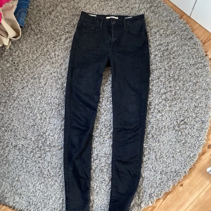 Svarta skinny Levis jeans högmidjade - Dem är inte använda mer än 10 gånger, därför har jag satt ett lite lägre pris. 