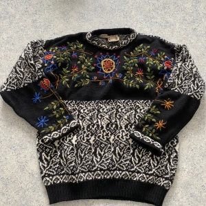 VINTAGE INDISKA STICKADTRÖJA I 100%ULL - Ulltröja från Indiska, 100% ull med 3D broderi.   Skulle säga den passar XS-S som bäst om man vill ha den lite lös.