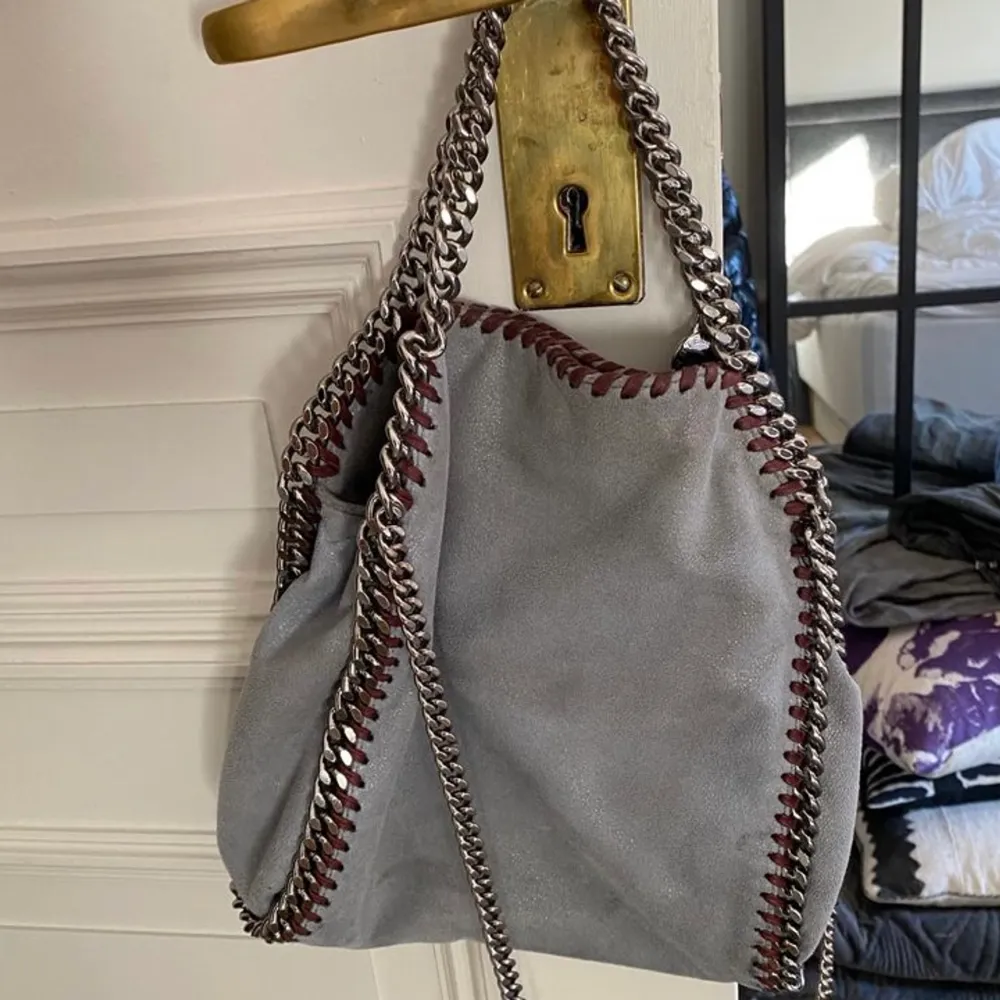 Säljer denna grå/blå Stella McCartney väska i modellen falabella mini. Använd och har några små defekter men ingen märkvärdigt💘. Väskor.