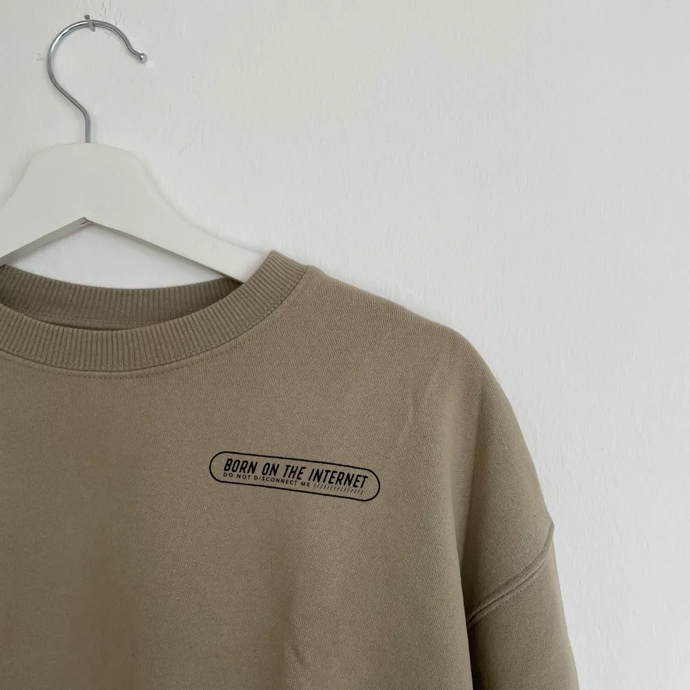 Grönbeige sweatshirt från Pull and Bear. Knappt använd, skriv för fler bilder💗💗. Tröjor & Koftor.