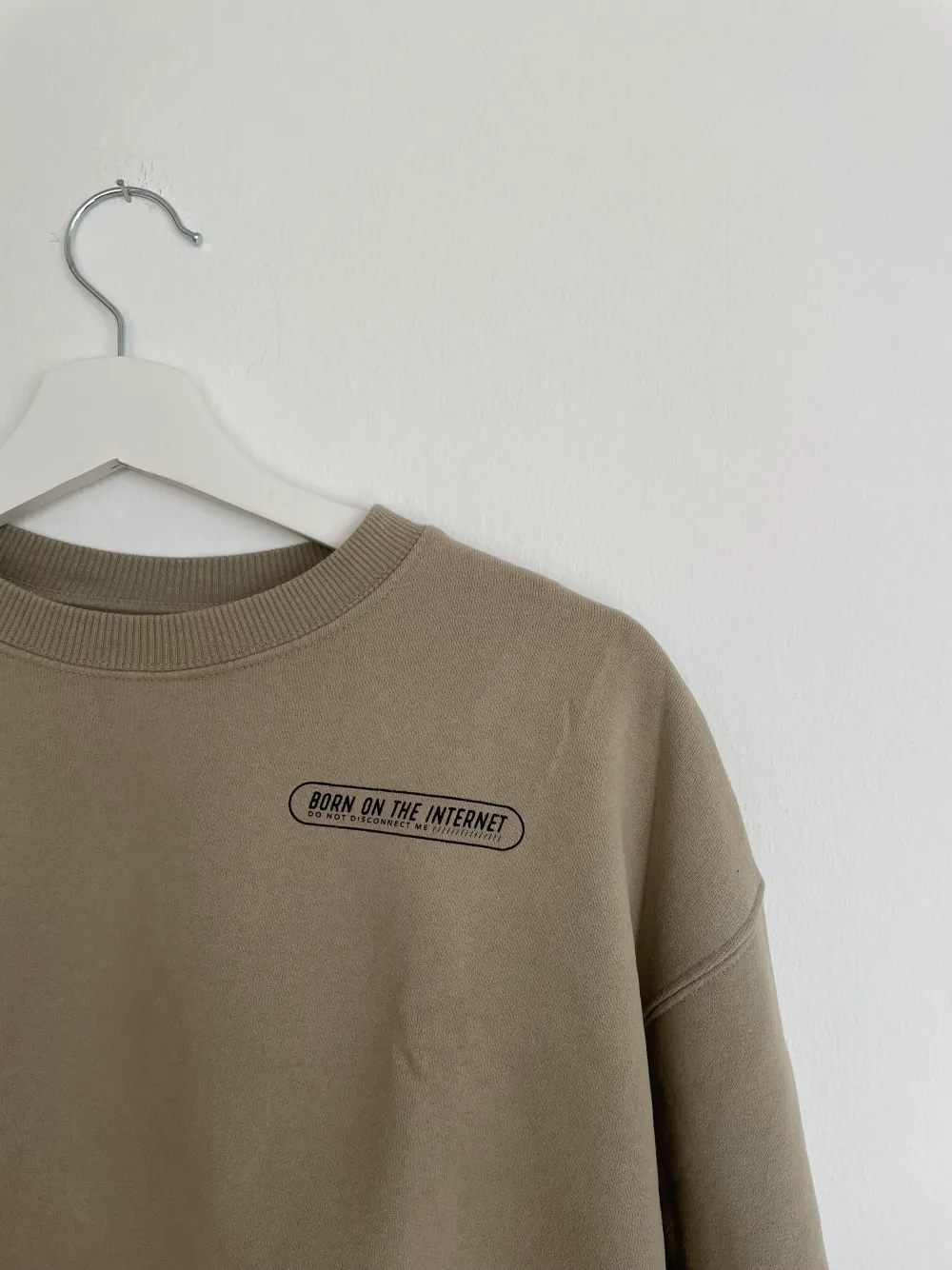 Grönbeige sweatshirt från Pull and Bear. Knappt använd, skriv för fler bilder💗💗. Tröjor & Koftor.