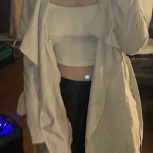 Tunn kappa - En jätte snygg tunn kappa från Vera Moda  Andvänd fåtal gånger  Inga skador eller nått  Helt som ny 2 fickor på varje sida  Och ett snöre runt för kunna stänga den. 