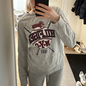 Sweatshirt  - En sweatshirt som inte går att köpa längre med as coolt tryck! Från Tommy hilfiger. Bra skick, kom privat för funderingar✨✨💕