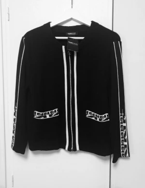 Jacka/Kavaj strl 38 - En mkt mjuk och fin dräktjacka från Frank Walder. Svart och vit. Aldrig använd. Ord. pris ca 600 kr.