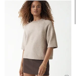 & Other stories tröja XS - En super fin tröja ifrån & other stories, nästan helt slutsåld, finns bara i L. Aldrig tvättad eller andvänd, säljer pågrund av att jag aldrig har fått tillfälle att andvända 💖ny pris är 590, säljer för 350+frakt! Skriv för mer frågor