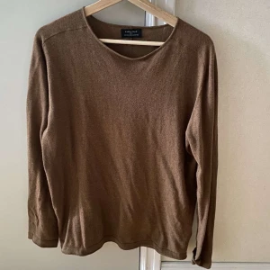 Brun stickad tröja - En superfin stickad tröja från zara man i storlek S, haft länge men rensat ut min garderob och har ej plats för den, otroligt fin, skriv vid frågor!:)