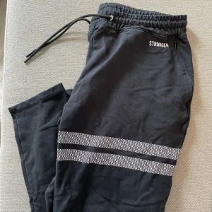 Mjukisbyxor  - Mjukisbyxor från STRONGER i modellen ”Hero Sweatpants”. Använda men fint skick! Nypris 599kr. Köparen står för frakten. Har du några frågor är det bara att höra av sig🤩 // Klara Johansson