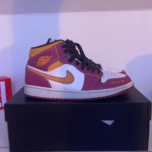 AIR JORDAN 1 MID DOD - JORDAN 1 MID DOD Skick: Lite smutsiga på sulan men bortifrån det så är dem knappt använda. Man får med ORGINAL BOX. Pris: jag letar efter 600 men pris kan förhandlas Storleken är 43