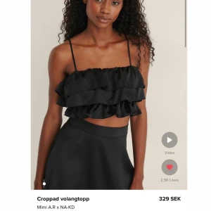 Volang crop-top - Topp från NA-KD, använd 1-2 gånger, i nyskick. 