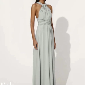 By malina balklänning  - Säljer min fina balklänning som är använd en gång❤️Storlek 36💗Den går att knyta som man vill🫶