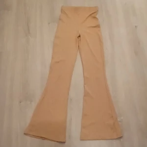 Byxa - En byxa som är rosa som passar sommar skriv om intresse.