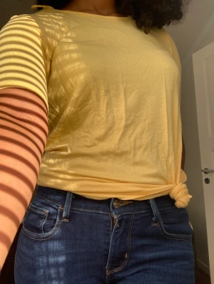 Gul tröja - Mysig gul tröja i storlek S  Kan mötas upp i Stockholm 