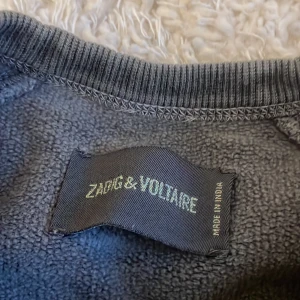 Zadig nirvana tröja grå - Skön och håller bra eftersom att den är ganska gammal men ser väldigt ny ut! Original pris tror jag är 1500-2000 men är inte säker